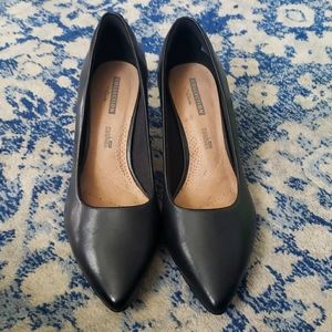 Black Leather

Pumps- mid height, kitten heel